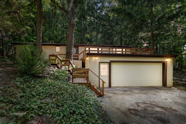 Building Photo - W289N3114 W Lakeside Dr