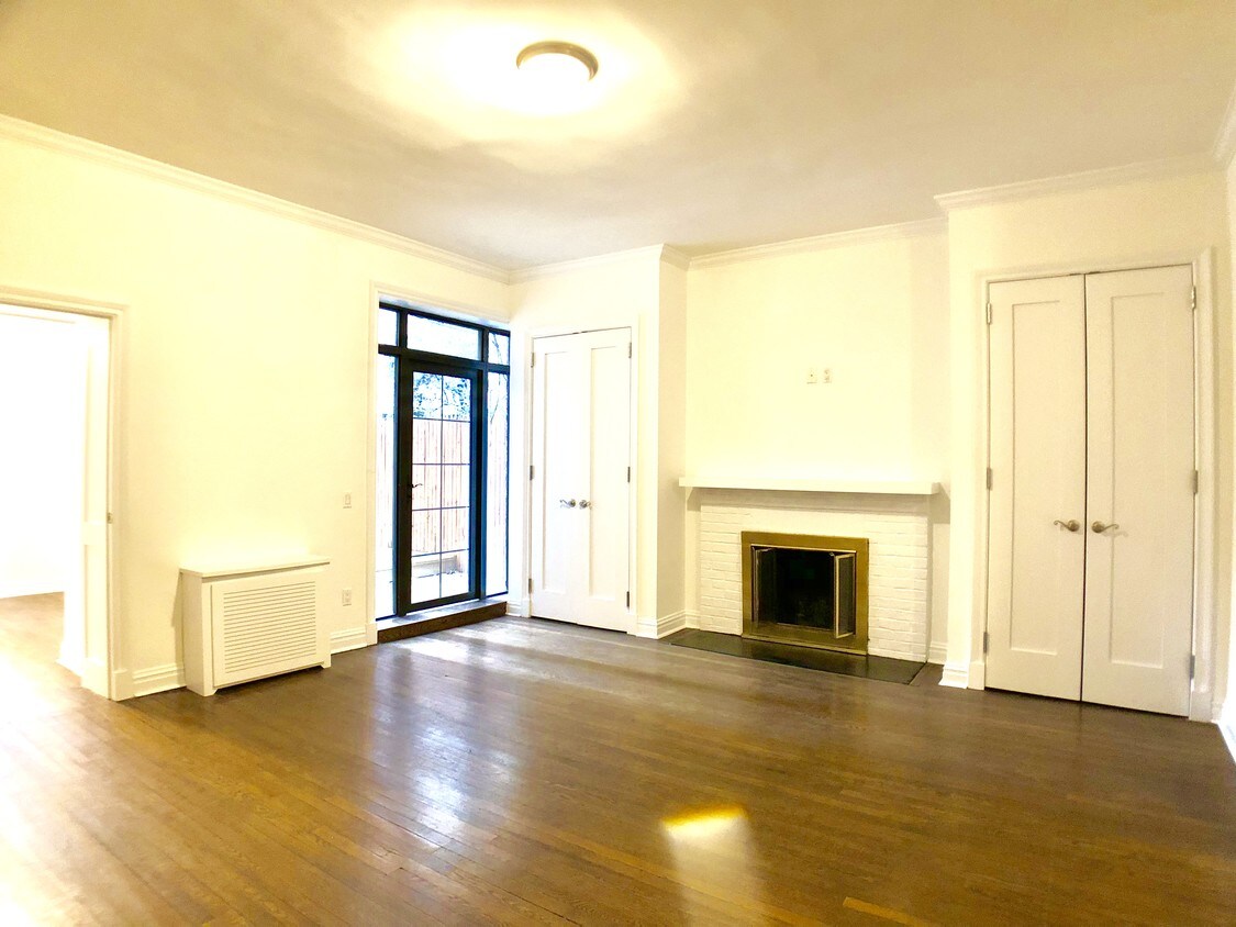 Living room - 157 E 71st St