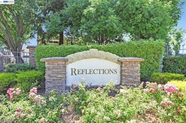 Building Photo - 105 Reflections Dr