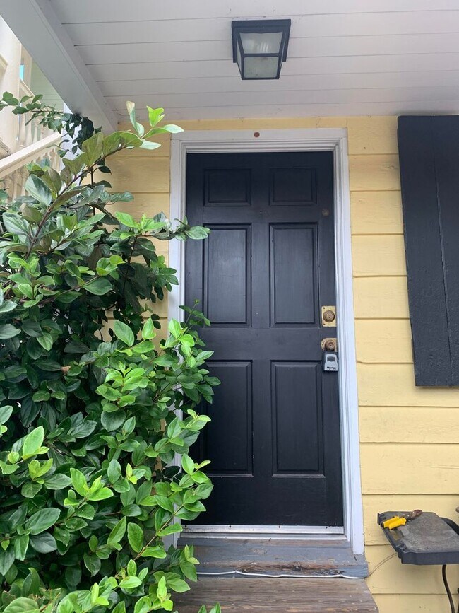 Building Photo - Charming one bedroom house in the heart of...