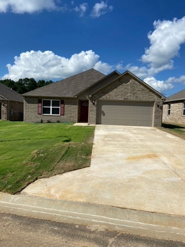 Building Photo - *Rent FREE until May 1st!** Three Bedroom | Two Bath Home in Fairview Haven