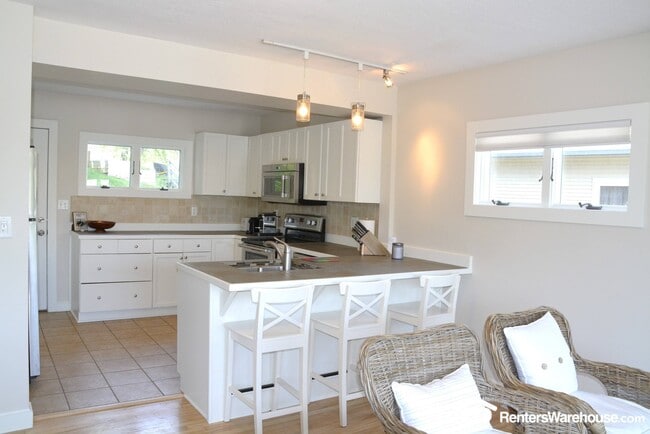 Building Photo - 4887 Edgewater Dr