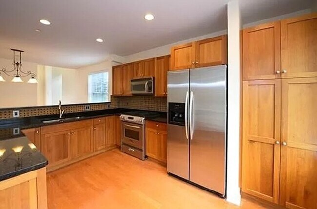 Building Photo - Gracious Executive End Unit Townhome — 2,5...