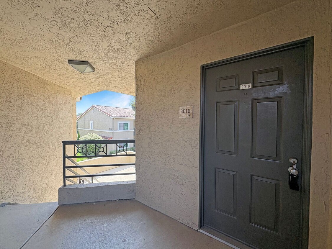 Foto principal - Great Second Floor 1B/1BA w/ Private Patio...