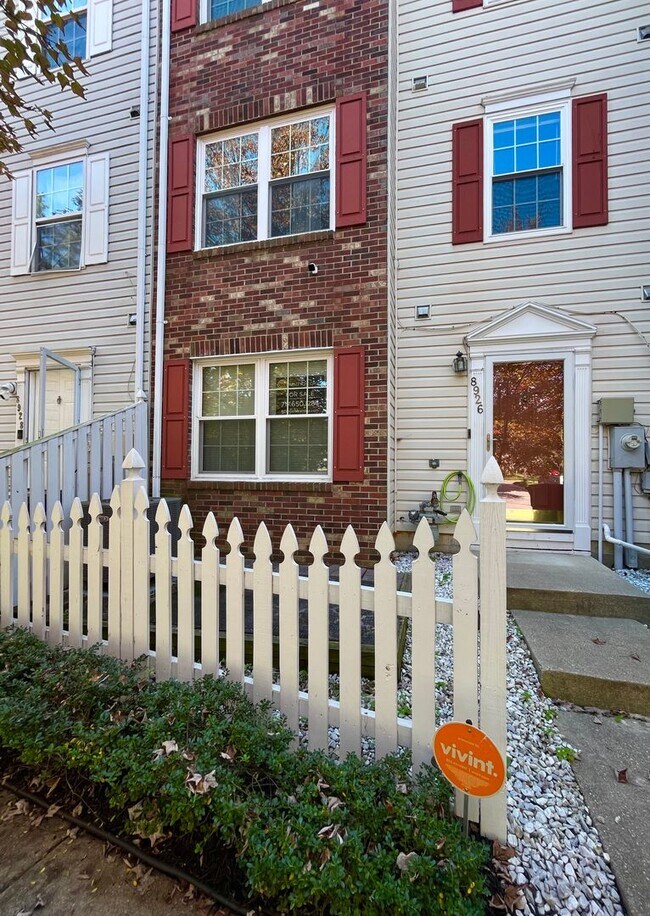 Building Photo - Beautiful Updated 3 BR/2.5 BA Townhome in ...