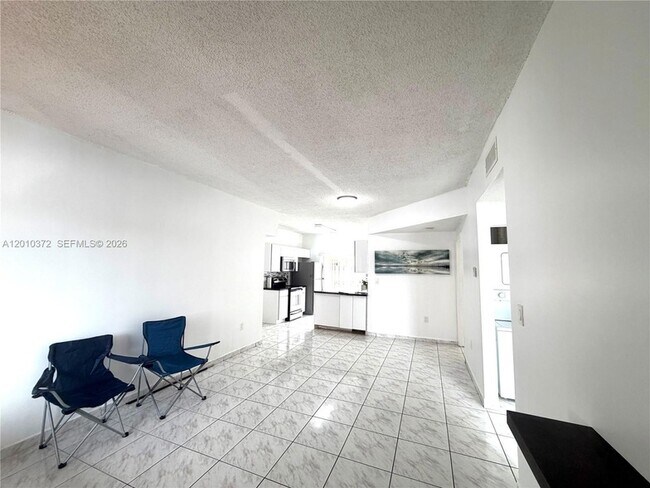 Foto del edificio - 8019 Lake Dr