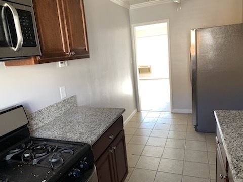 #11 kitchen enter liv rm - 2140 N Beachwood Dr