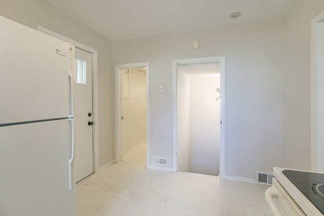 Building Photo - Comfortable 2-Bedroom Home Waiting for you