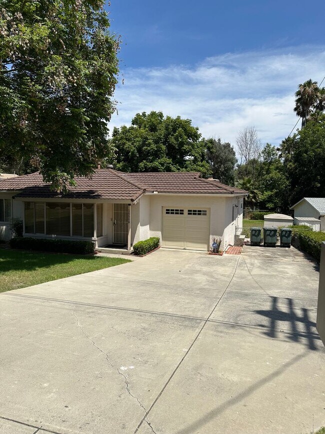 Building Photo - SERENE MOUNT HELIX GEM: COZY 3-BED, 2 BATH...