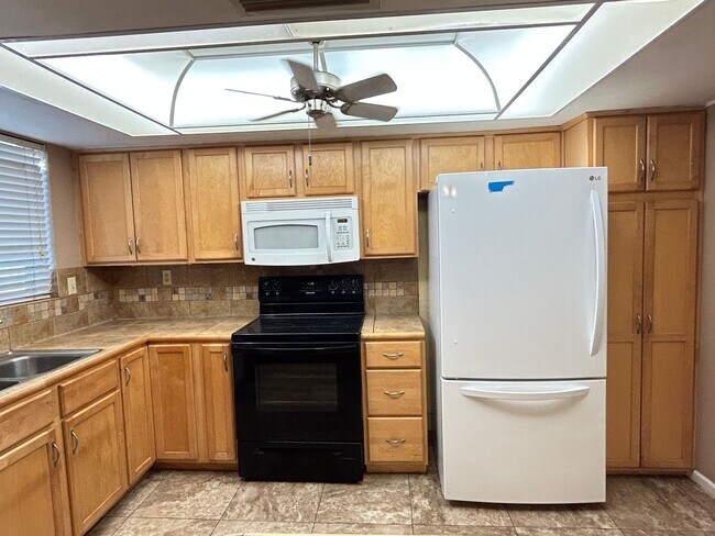 Foto del edificio - Stunning 3 Bedroom 2 Bath