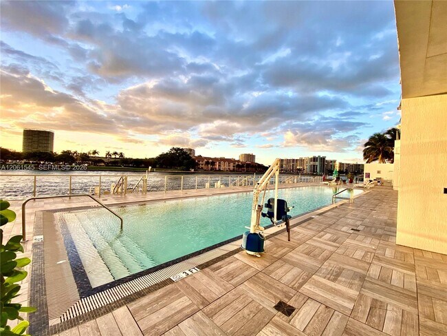 Foto del edificio - 4010 S Ocean Dr