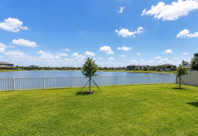 Building Photo - Amazing 4 bedroom 3 bath home! FENCED YARD! Community center with heated pool, fitness center, an...