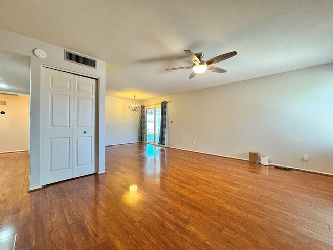 Foto del edificio - REMODELED 4 BEDROOM HOME WITH HUGE YARD, C...