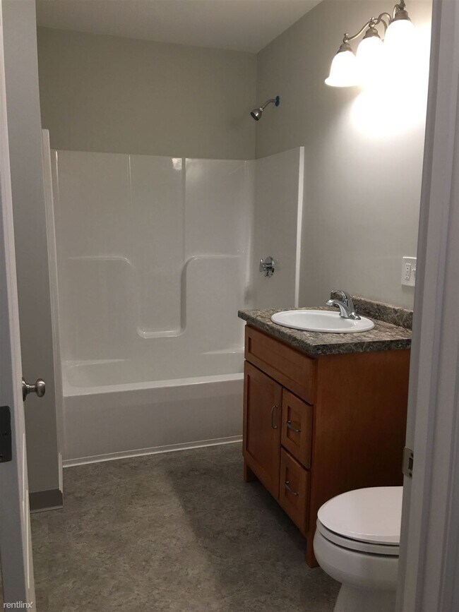 Building Photo - 3 br, 1 bath 4plex - 12 Ashland St # 2