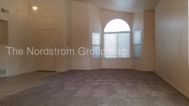 Foto del edificio - Broadway/Harrison - 9515 E Surprise Canyon Ct