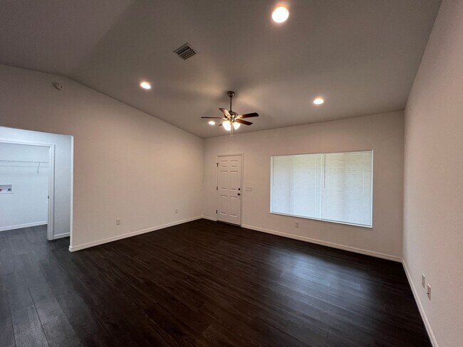 Building Photo - Beautiful 3 BD/2BA Home in Ocklawaha!!