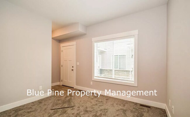 Building Photo - 710 S Saturn Ave