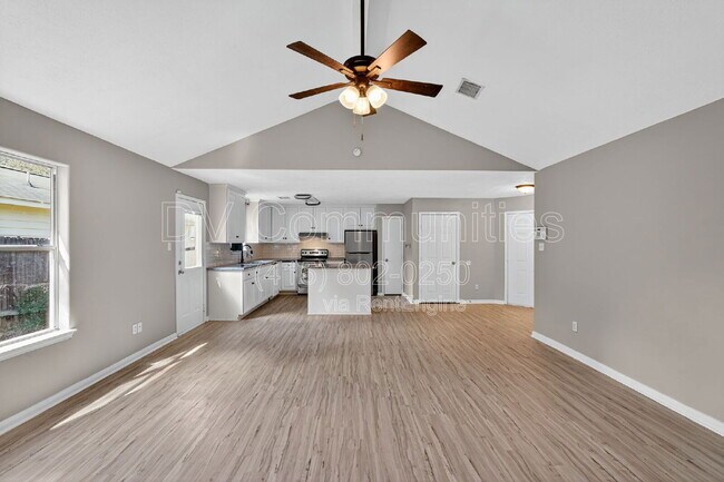 Foto del edificio - 16350 Many Trees Ln