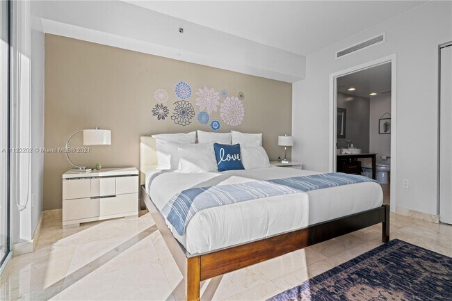 Building Photo - 485 Brickell Ave