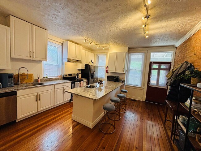 Foto del edificio - 2 bedroom, 2.5 bathroom brick townhouse
