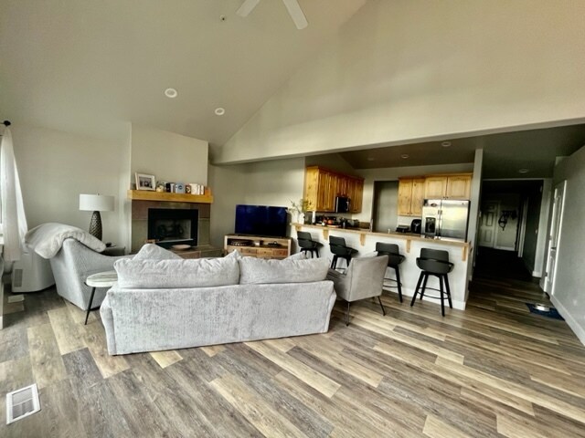 Sala de estar y cocina abierta - 5135 Cove Canyon Dr