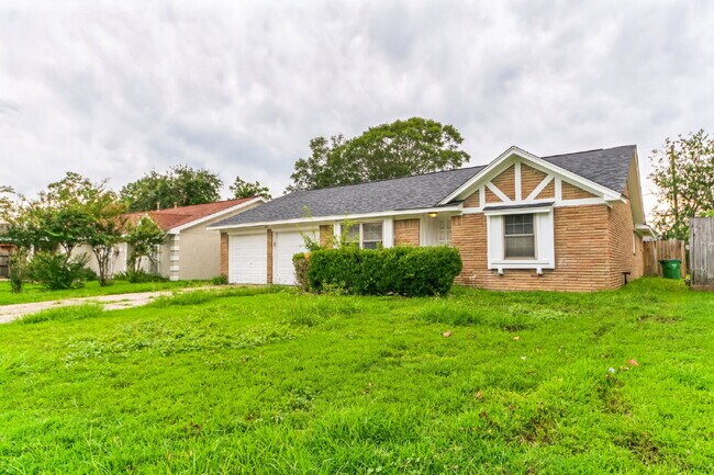 Foto del edificio - Move-In Ready 3BR/2BA in Baytown – 1,472 Sq Ft with Private Yard & Garage