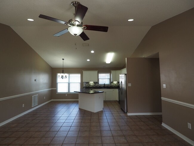 Building Photo - Gulf Shores Cottage close to park and schools!