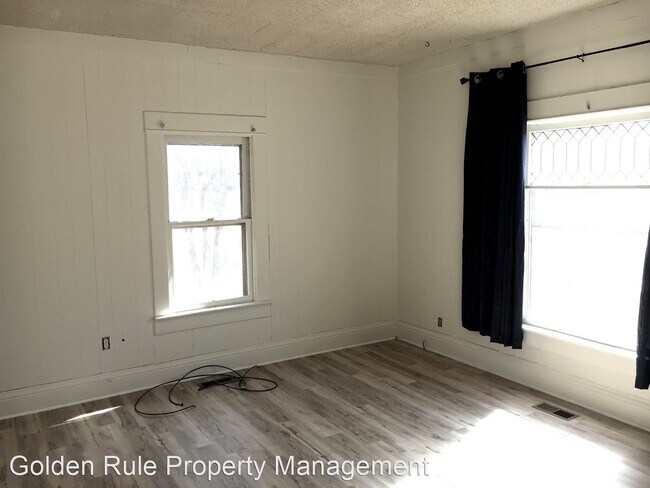 Building Photo - 3 br, 1 bath House - 700 E 7th
