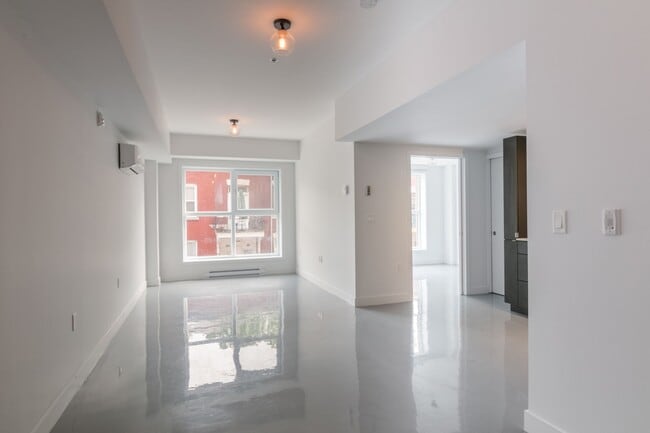 Building Photo - 4350 Av. de l'Hôtel-de-Ville