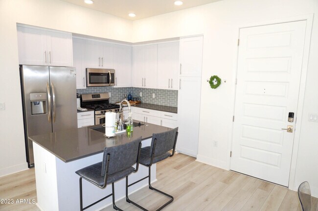 Building Photo - 7300 E Earll Dr