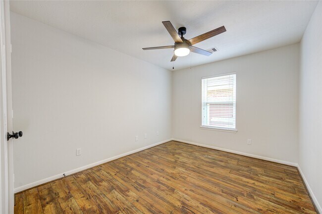 Building Photo - 15831 Laurel Cove