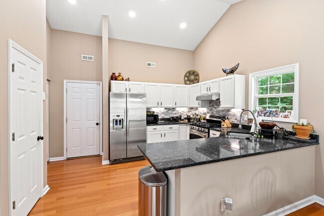 Foto del edificio - APPLICATION PENDING! $1,000 Off 1st Month's Rent! Gorgeous 3 BR 10 Minutes Away From Duke, UNC, a...