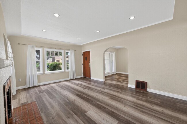 Foto del edificio - Explore a Piece of History in this Gem Hom...
