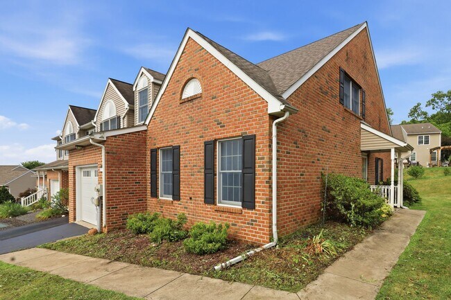 Foto del edificio - 472 Hillside Dr