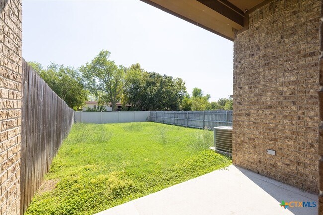 Foto del edificio - 570 Creekside Cir