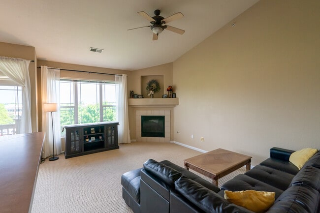 Gas fireplace and ceiling fan - 8445 S Holland Way