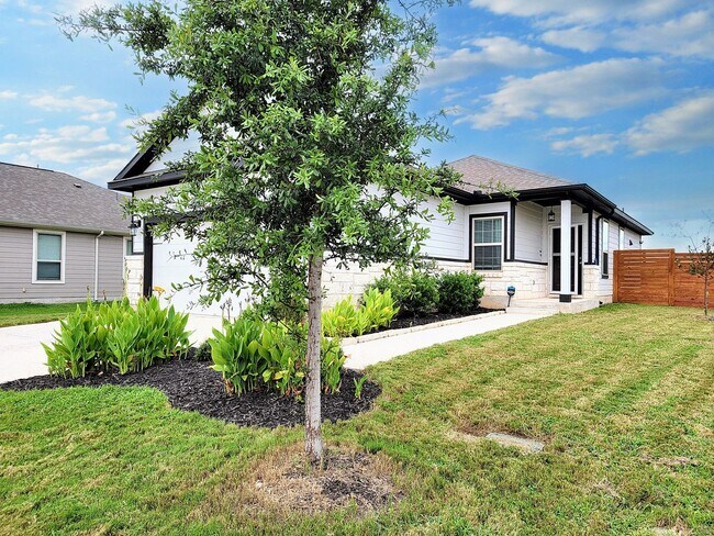 Building Photo - Comfortable One-Level 3BD/2BA with Natural...