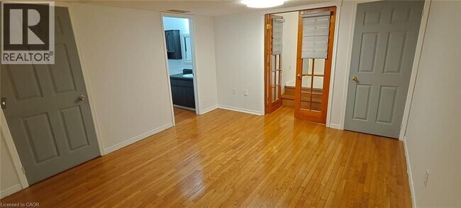 Photo du bâtiment - 72 Stone Church Rd W