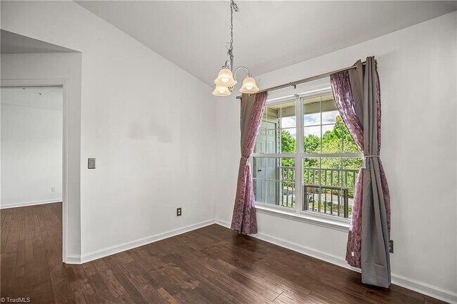 Foto del edificio - 131 Rivertree Ln