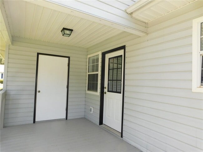 Building Photo - 105 Riverside Dr