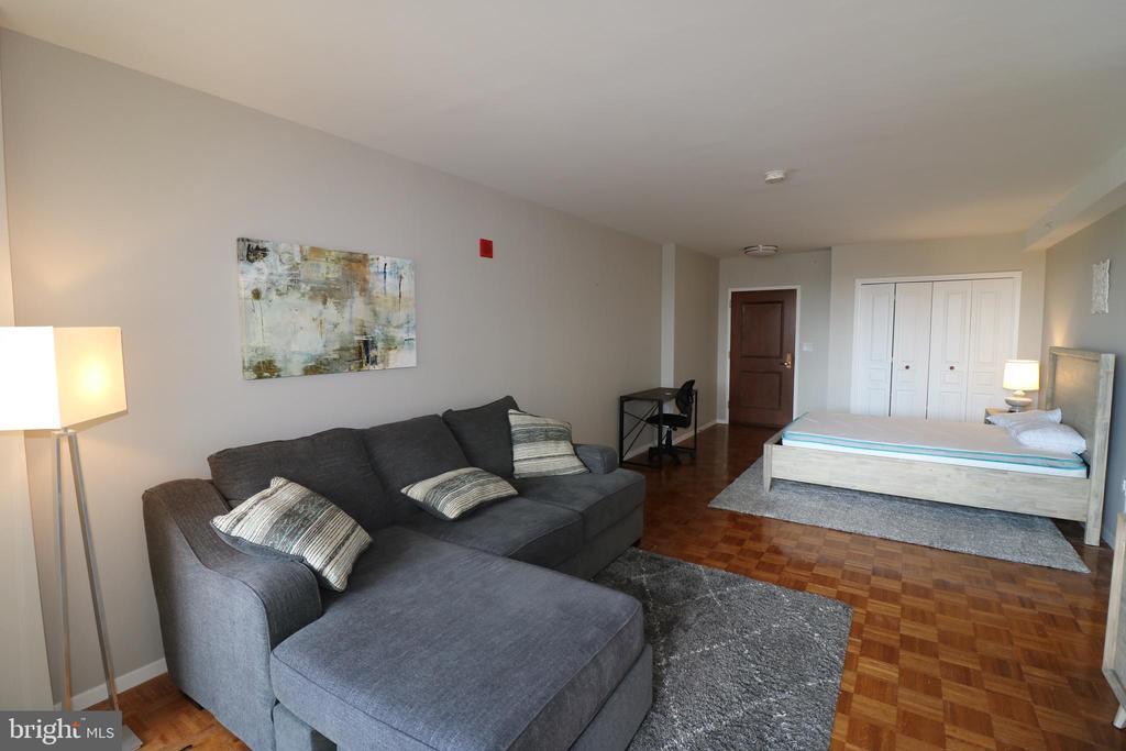 Foto principal - 7111 Woodmont Ave