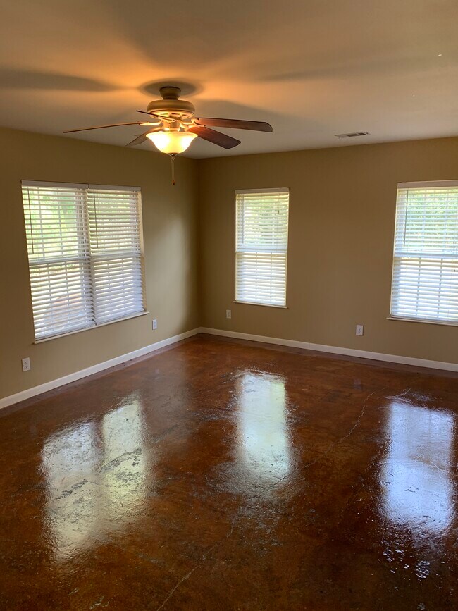 Building Photo - 727 Crest Dr