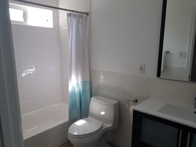 Full bath - 8168 Victoria Ave