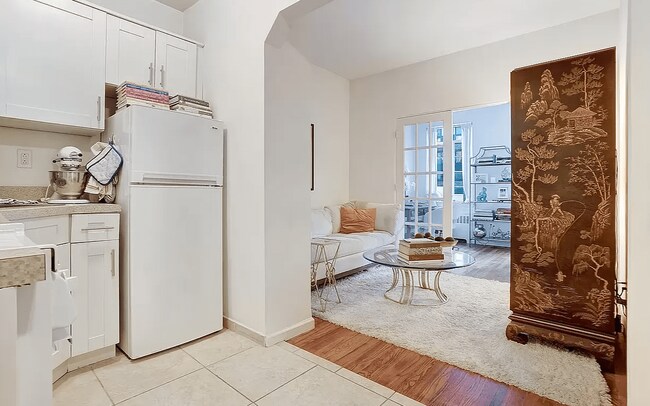 Building Photo - 49 W 68th St