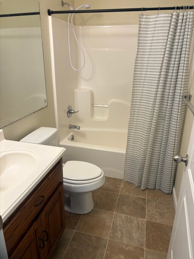 Baño - 416 N Green St