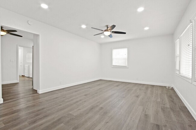 Foto del edificio - 3 bed 2 bath fully renovated apartment near Huntington Harbour