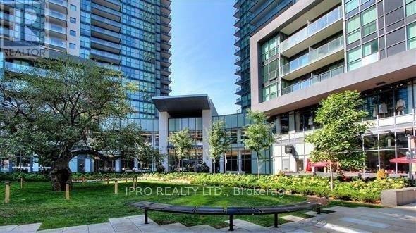 Photo du bâtiment - 5162-5162 Yonge St