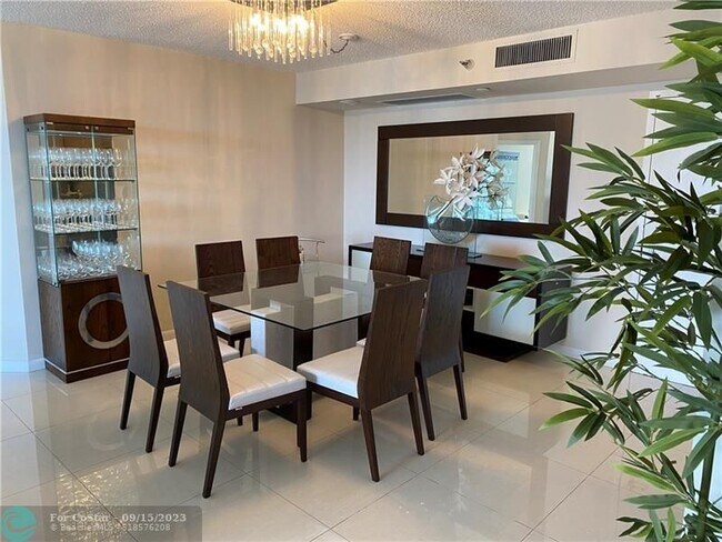 Foto del edificio - 3500 Mystic Pointe Dr