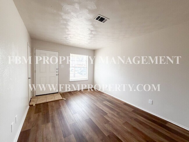 Foto del edificio - Preston-Gilmer Apartments, Unit 7 - Cozy 2 Bedroom, 1 Bathroom home in Ennis, Tx!