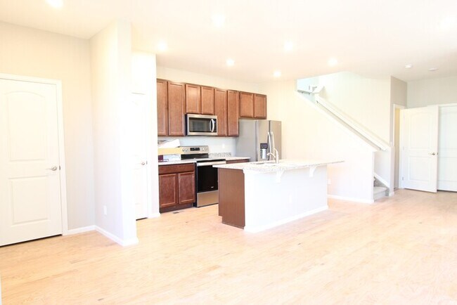Foto del edificio - Fantastic Brand New 4 Bedroom/ 3.5 Bath Home with Cherry Creek Schools-NO SHOWINGS UNTIL 6/14